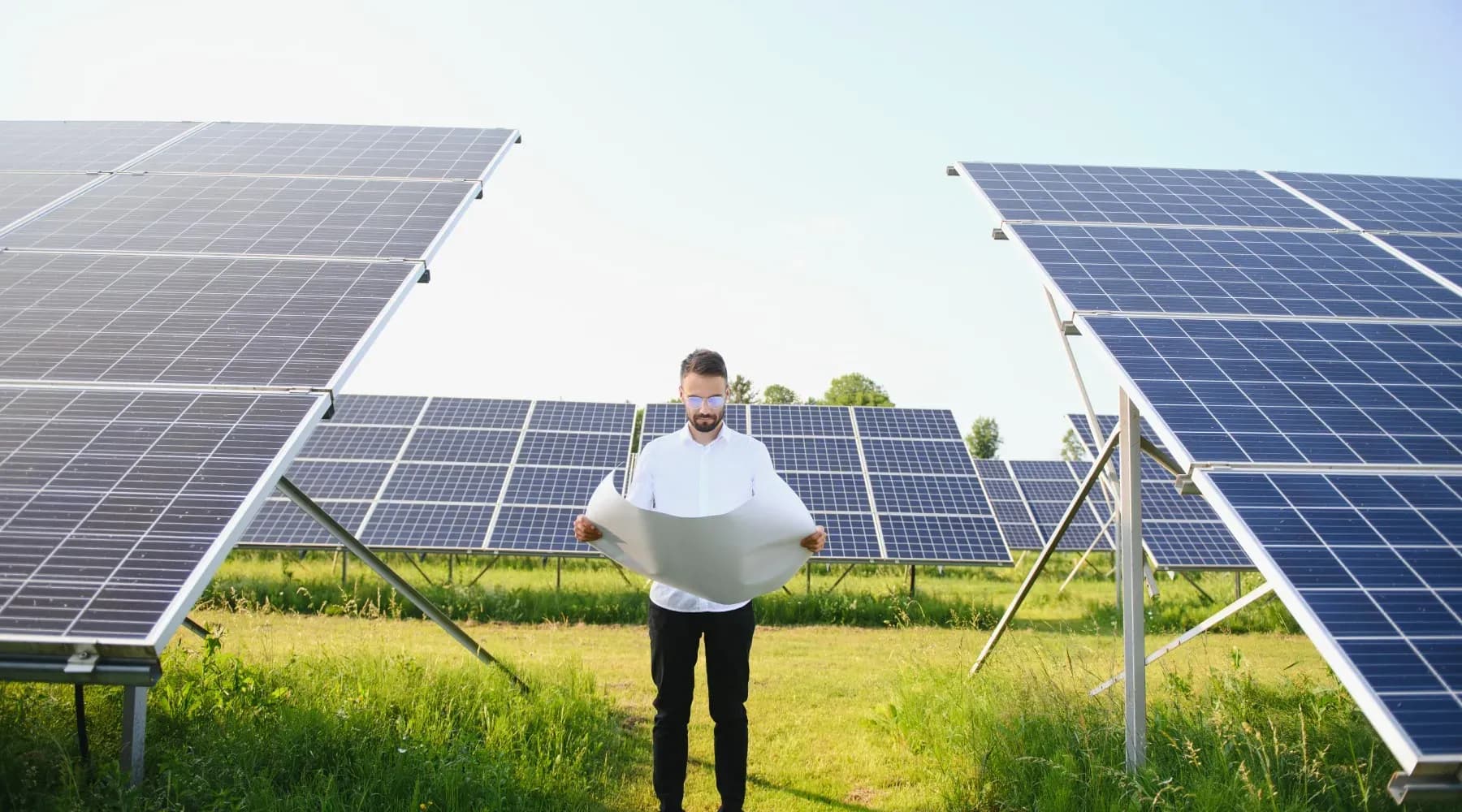 Imagen donde se ve a especialista en el tema de dónde viene la energía solar haciendo planificación para su aprovechamiento. ¿De dónde viene la